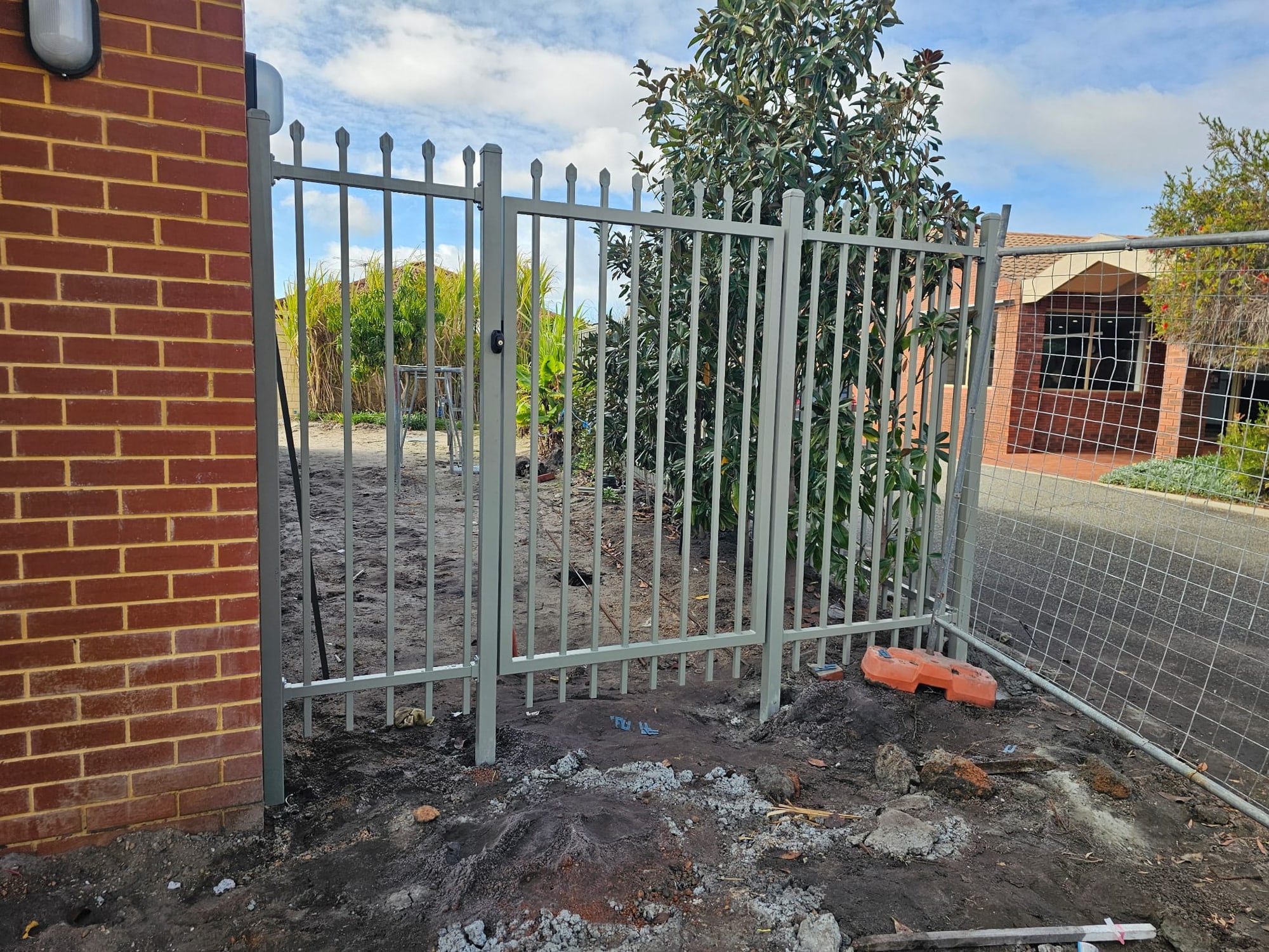 Primrose garrison fence and lockable pedestrian gate on a residential side boundary