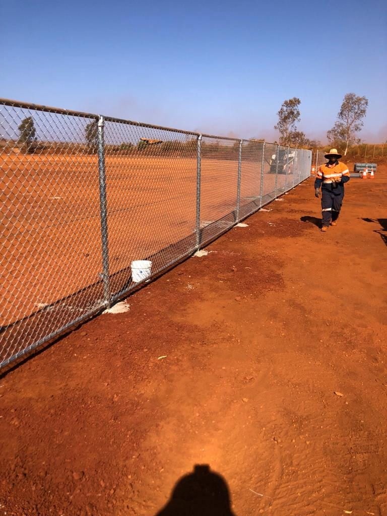 Chainmesh site fencing with crew on a remote WA mine site